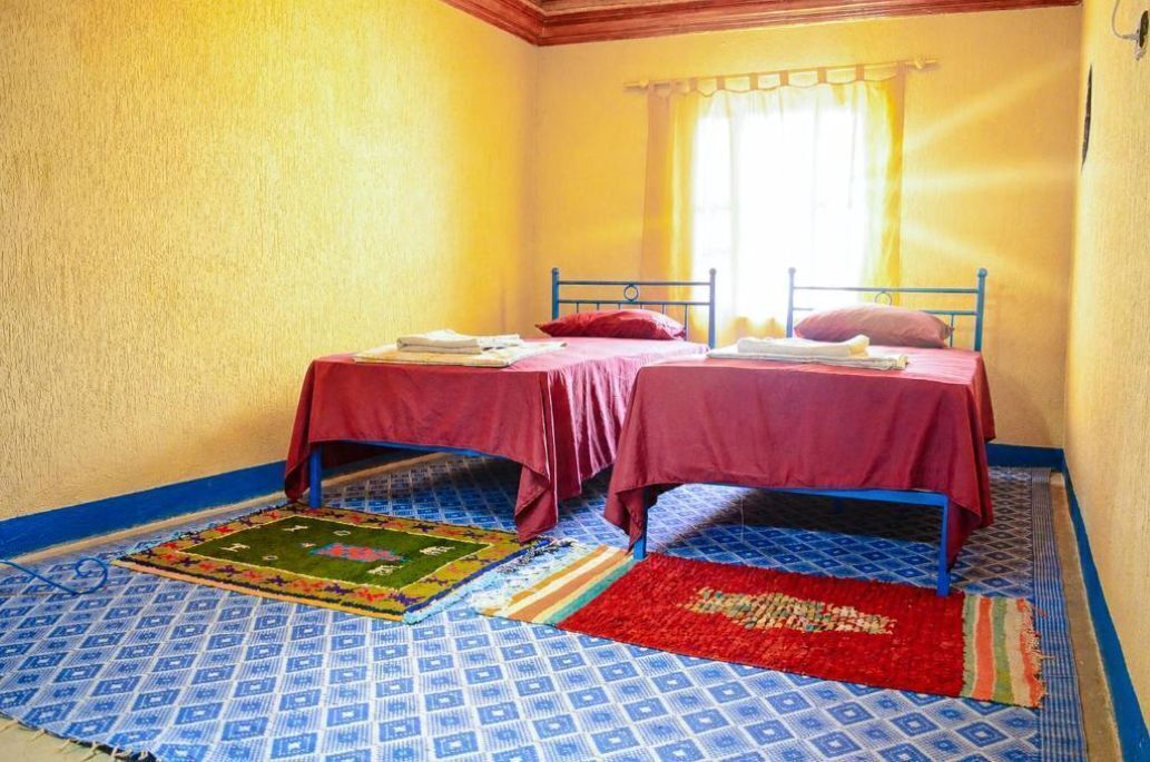 Tabla de planchar con plancha, wifi, ropa de cama