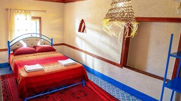 Tabla de planchar con plancha, wifi, ropa de cama