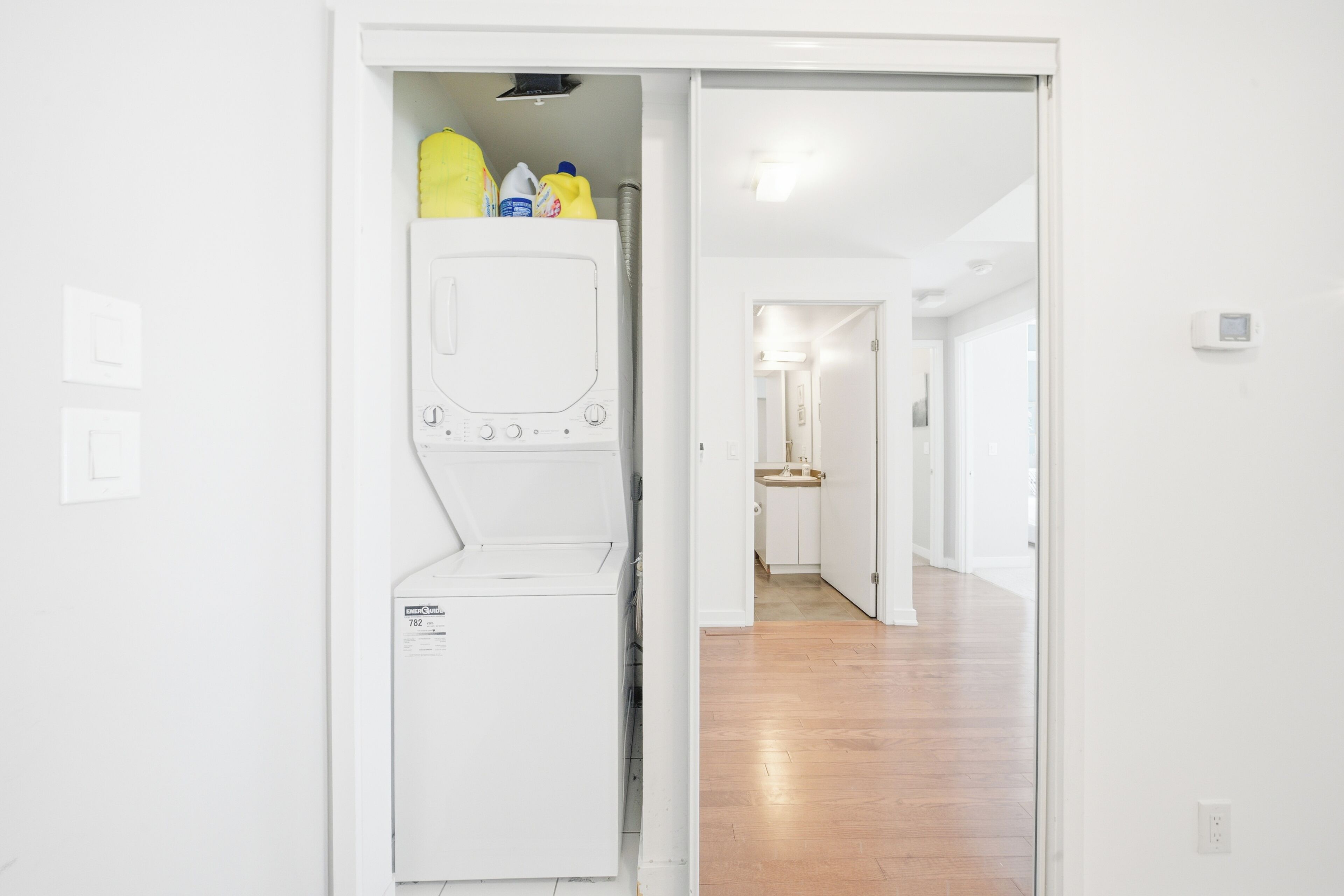 مكتب ومساحة عمل للكمبيوتر المحمول وستائر تعتيم ومكواة/لوح كي