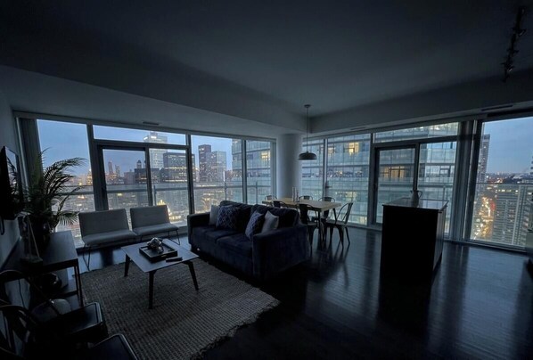 Living area - The Diamond Collection 2 & 3 BDR Suites (Toronto)