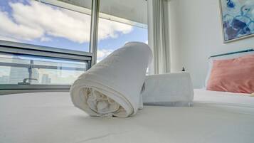 Luksusleilighet, 3 soverom, utsikt mot innsjø, tårn | Skrivebord, skrivebord for bærbar PC og blendingsgardiner
