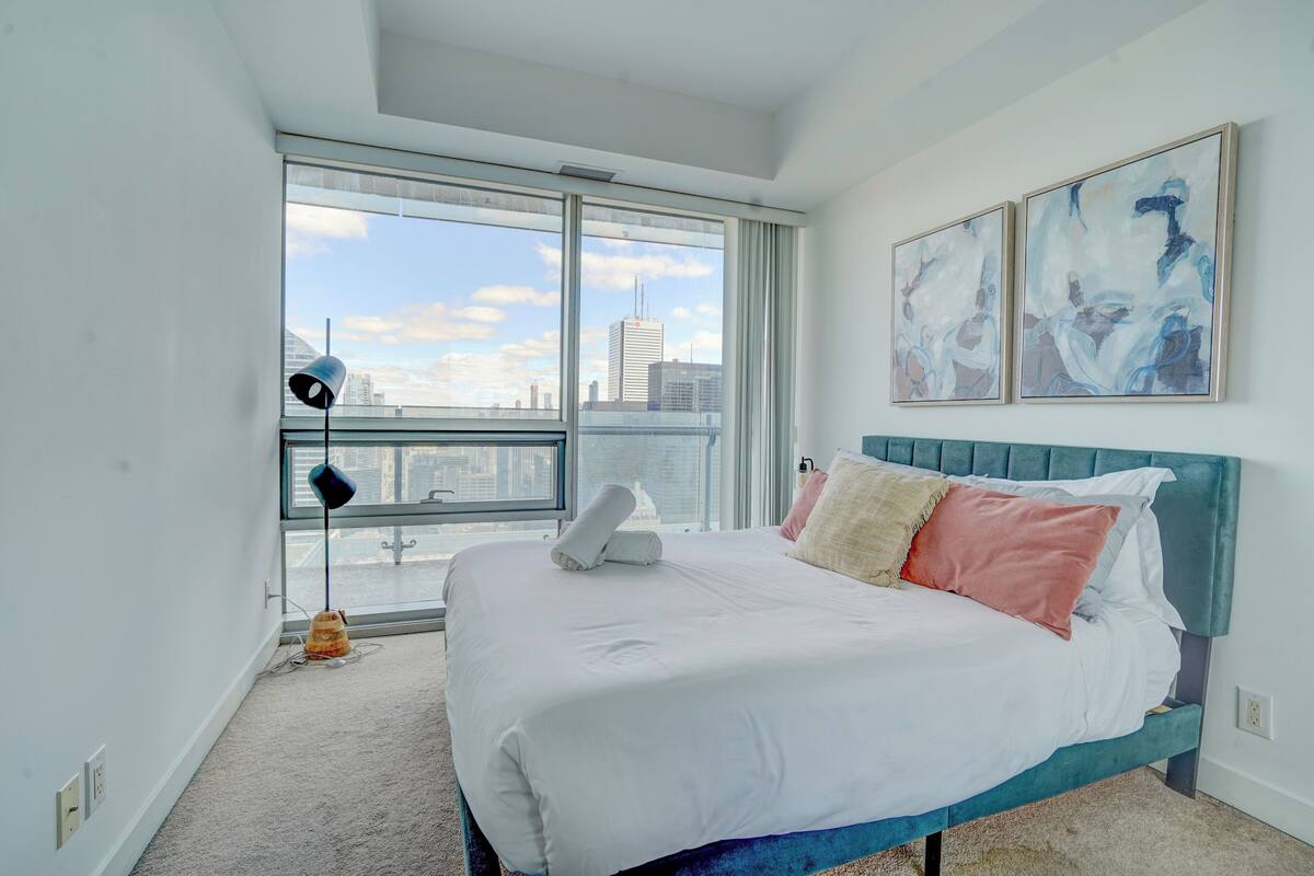Luxury Condo, 3 Bedrooms, Lake View | Desk, laptop workspace, blackout curtains, iron/ironing board
