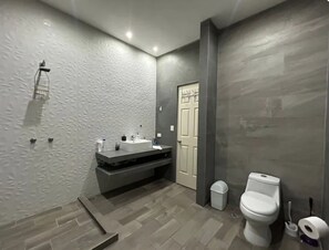 Shower, hair dryer, towels, soap - Vrbo Property (Ciudad Apodaca)