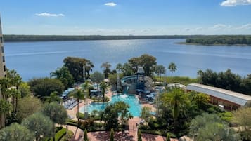 Um resort com piscina, espreguiçadeiras e vista para a água.