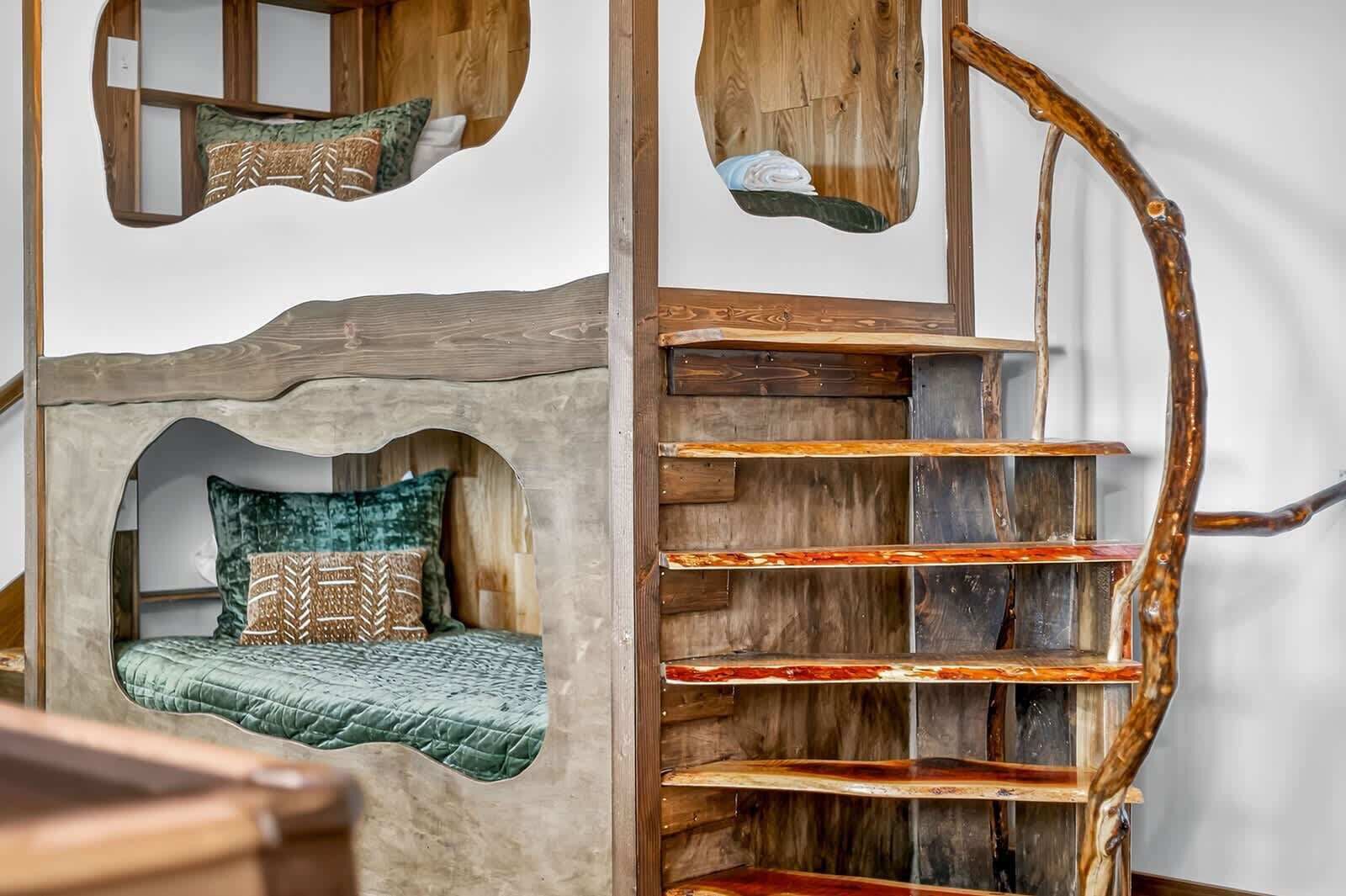 Een stapelbed met een houten trap en een ingebouwde plankunit.