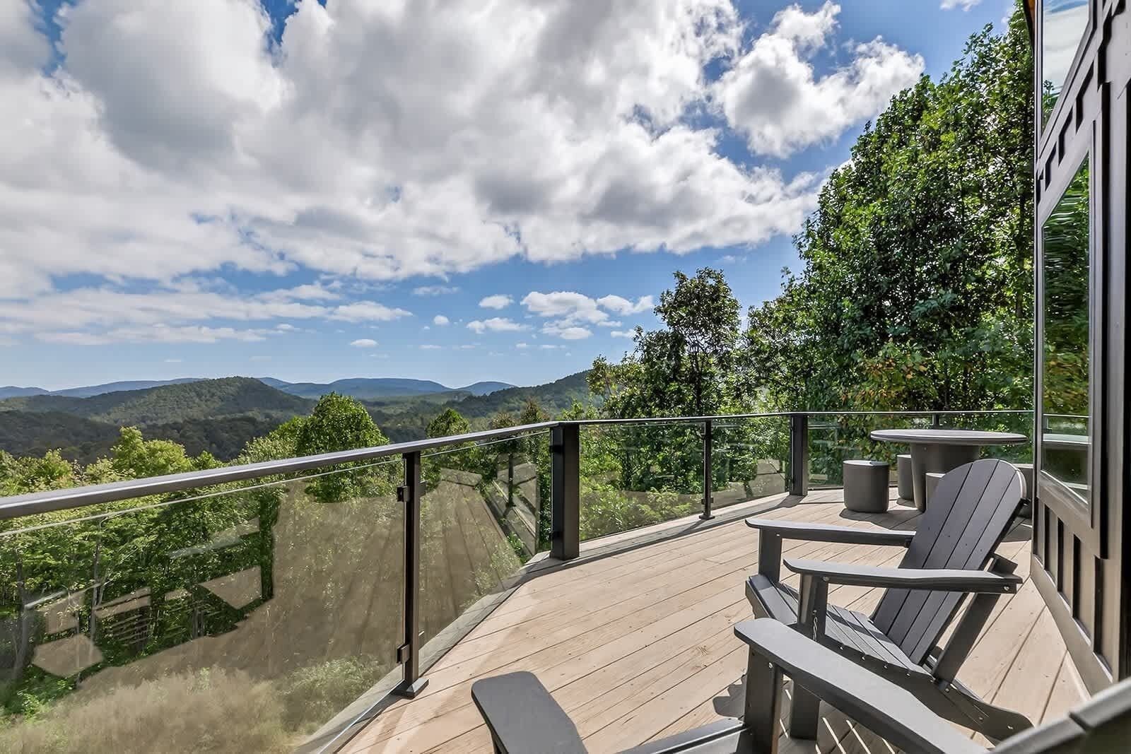 Eine Terrasse mit Gartenmöbeln mit Blick auf eine Berglandschaft.