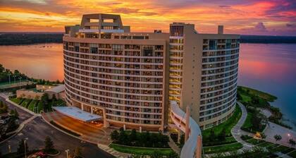 Orlando | Contemporary Retreat Stay | Pool + Monorail