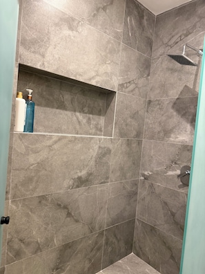 Kondo Deluks, pemandangan samudra | Kamar mandi | Shower, perlengkapan mandi gratis, pengering rambut, dan sabun