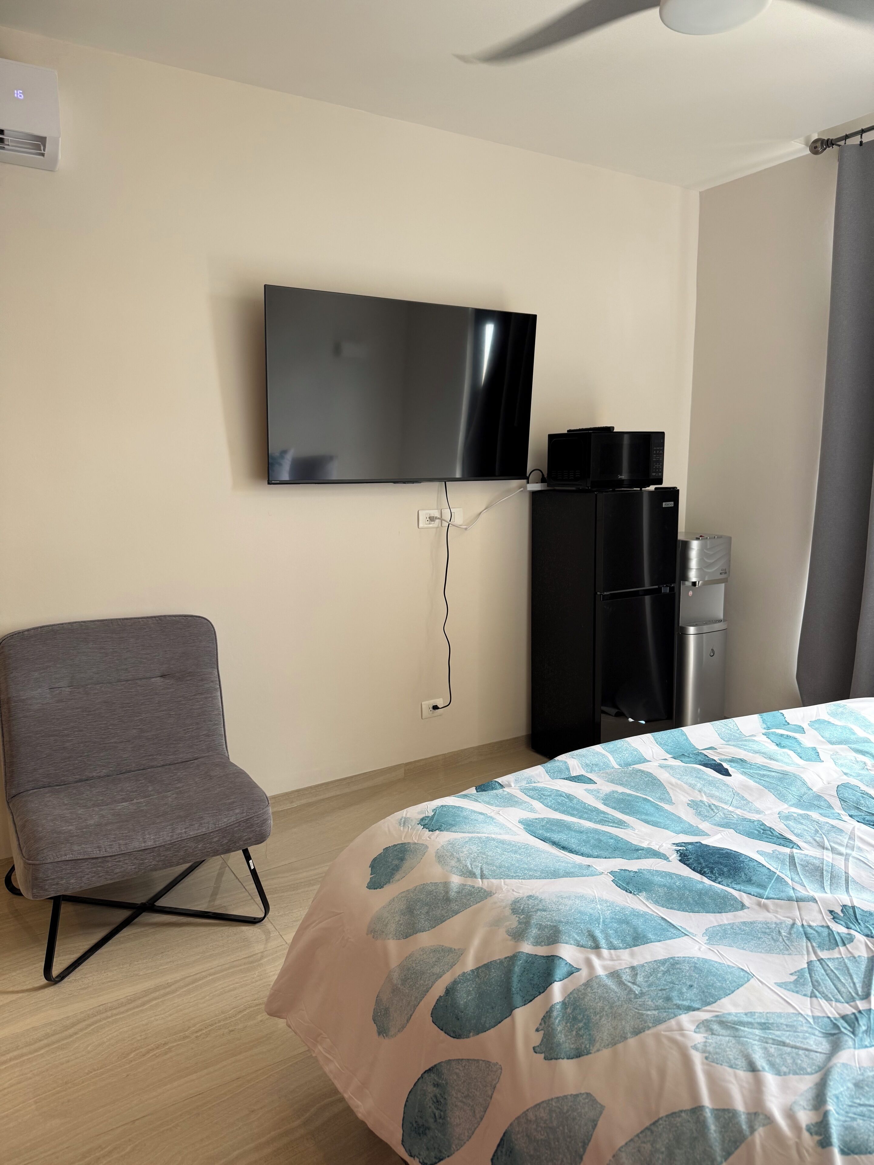 Deluxe Condo, Ocean View | Blackout drapes, soundproofing, iron/ironing board, WiFi (free)