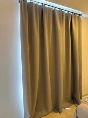 A room with a beige curtain, a white wall, and a wooden floor. - Galia Cozumel  (Cozumel)