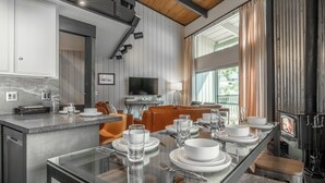 Een moderne keuken met een eethoek, een open haard en een televisie.