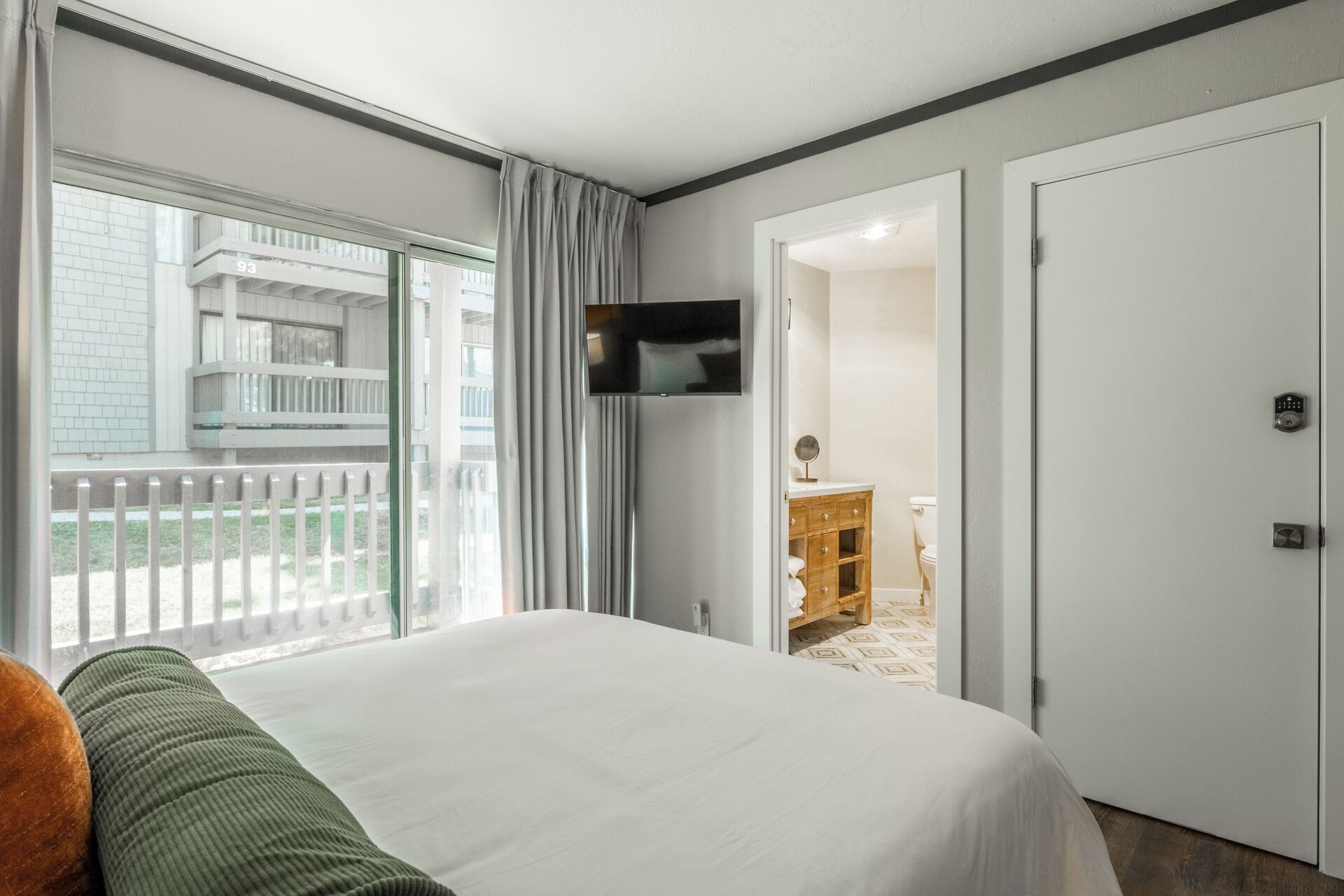 2 habitaciones, escritorio, tabla de planchar con plancha y wifi gratis 
