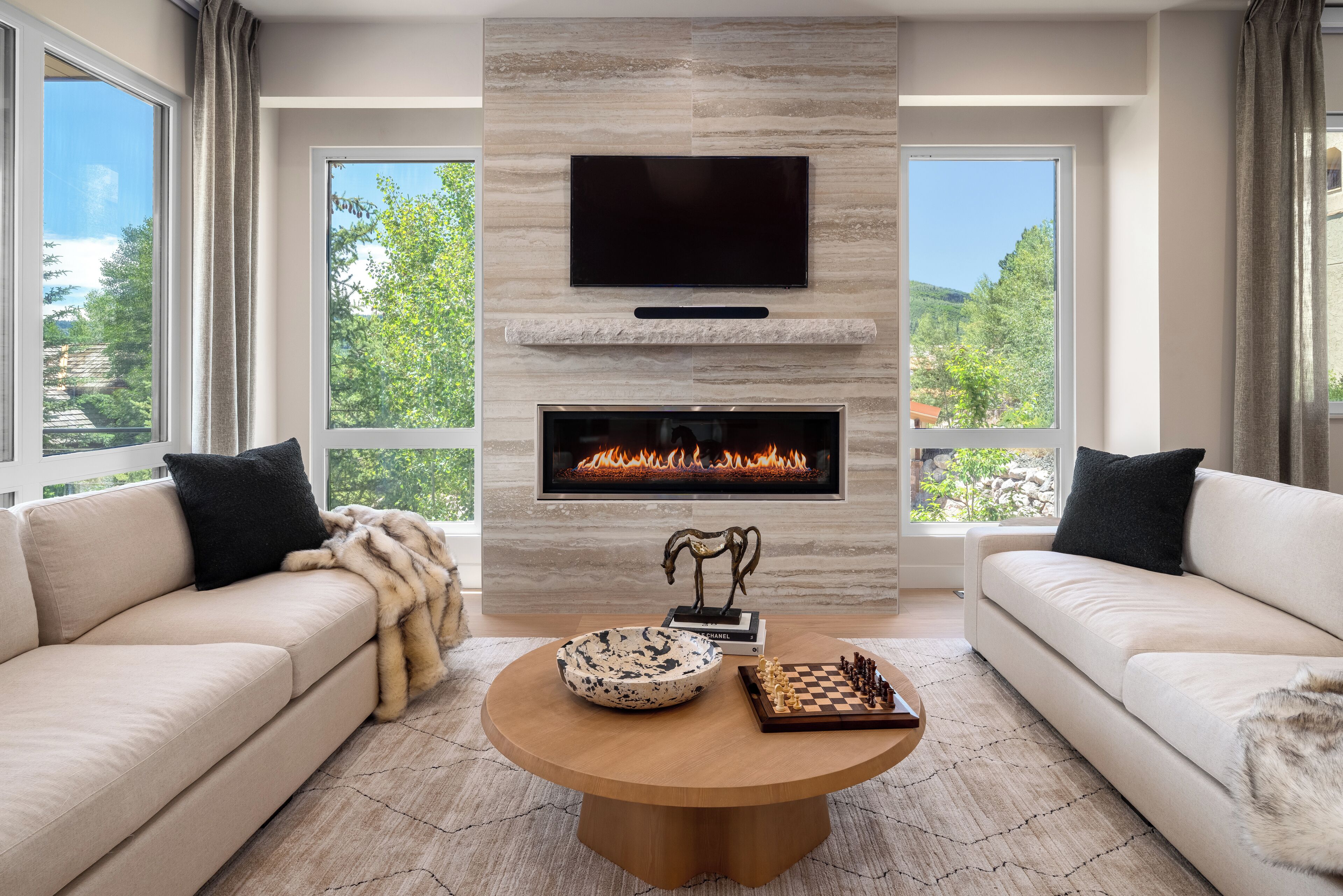 Smart TV, fireplace
