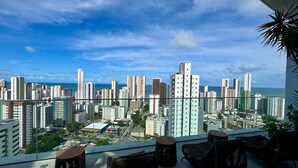 Un edificio alto con vistas a la ciudad y al océano.