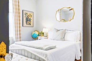 5 bedrooms, iron/ironing board, travel crib, WiFi (free) - Historic 1910 Pittsburgh Victorian  (Pittsburgh)