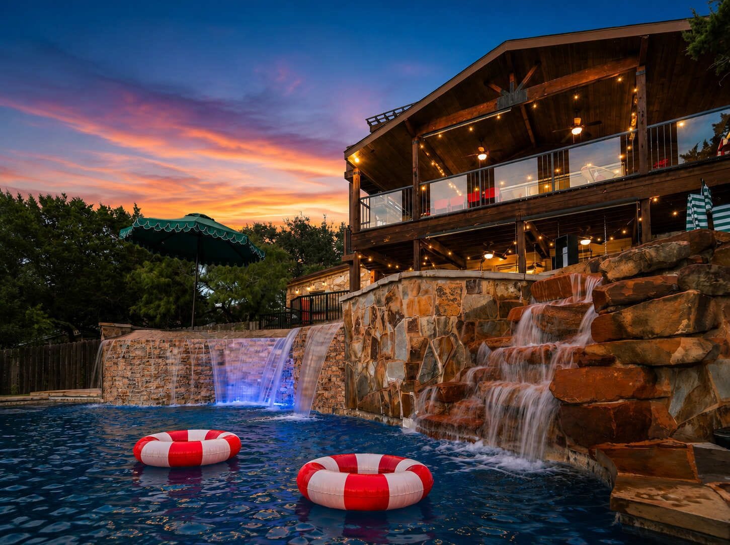 Ein Hotel mit Schwimmbad, Wasserfall und aufblasbaren Ringen.