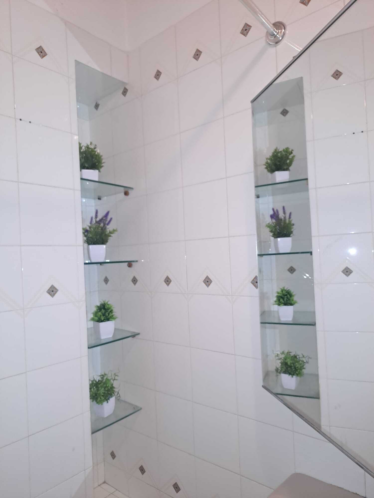 Hair dryer, bidet, towels, toilet paper