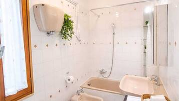 Asciugacapelli, bidet, asciugamani, carta igienica