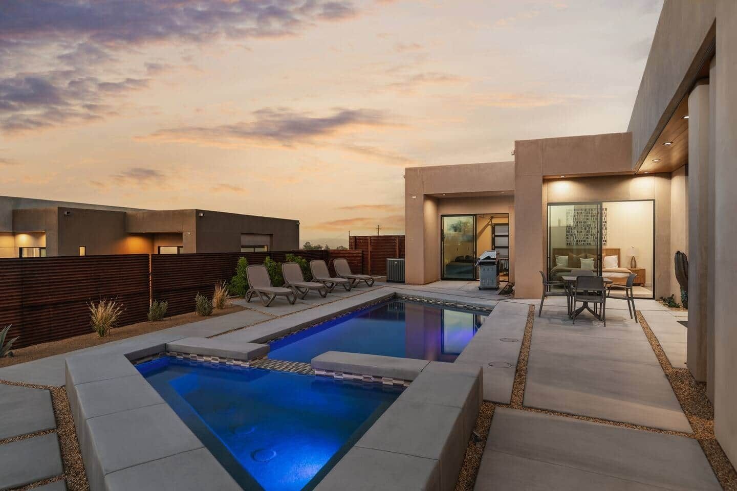 Una piscina al aire libre, una piscina climatizada