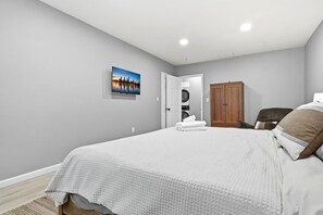 Desk, WiFi, bed sheets - Cleveland Clinic Retreat | Sleeps 10 (Cleveland)