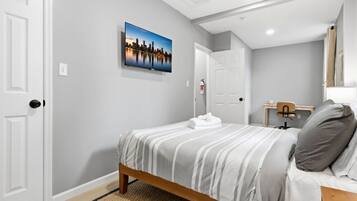 Escritorio, wifi, ropa de cama