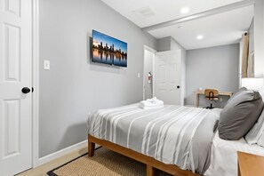 Escritorio, wifi, ropa de cama