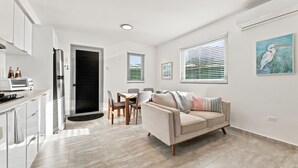 Ein modernes Apartment mit Küche, Essbereich und Wohnzimmer.