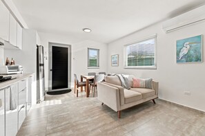 Ein modernes Apartment mit Küche, Essbereich und Wohnzimmer.