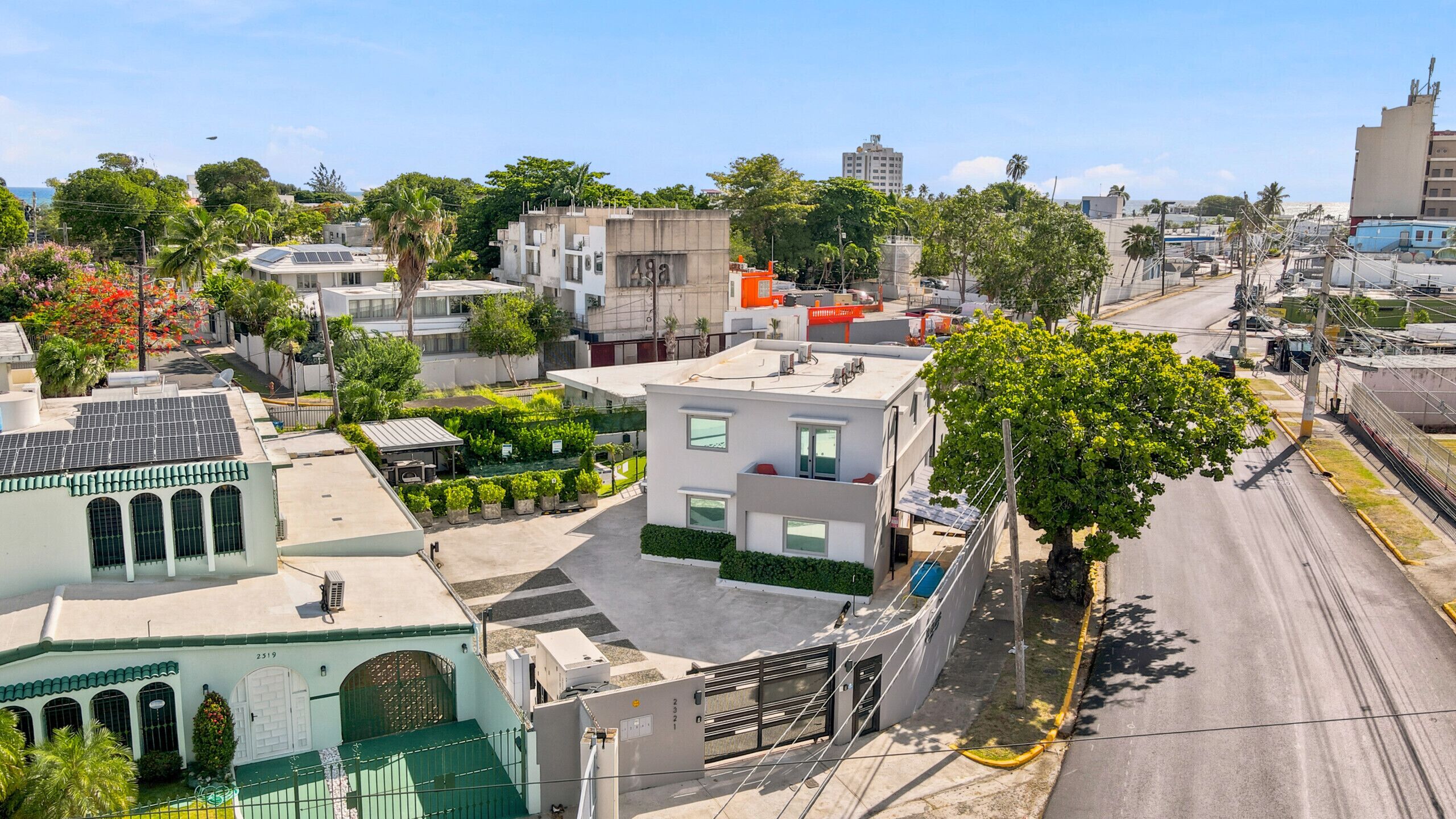 Zona residencial amb edificis, un carrer i vegetació.