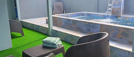 Talo, 3 makuuhuonetta, tupakointi sallittu, yksityinen uima-allas | Terassi/patio
