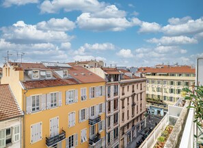 A row of multi-story buildings with balconies, a clear sky, and a street below. - Mamabaldi Apartment – Elegance, tranquility and views from the top of Nice (Nice)