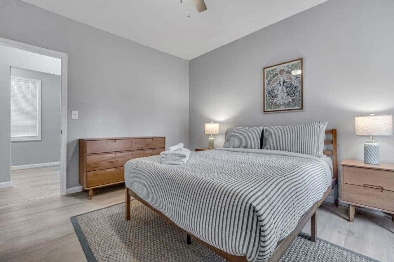 Escritorio, wifi, ropa de cama