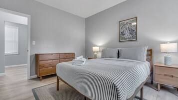 Escritorio, wifi, ropa de cama