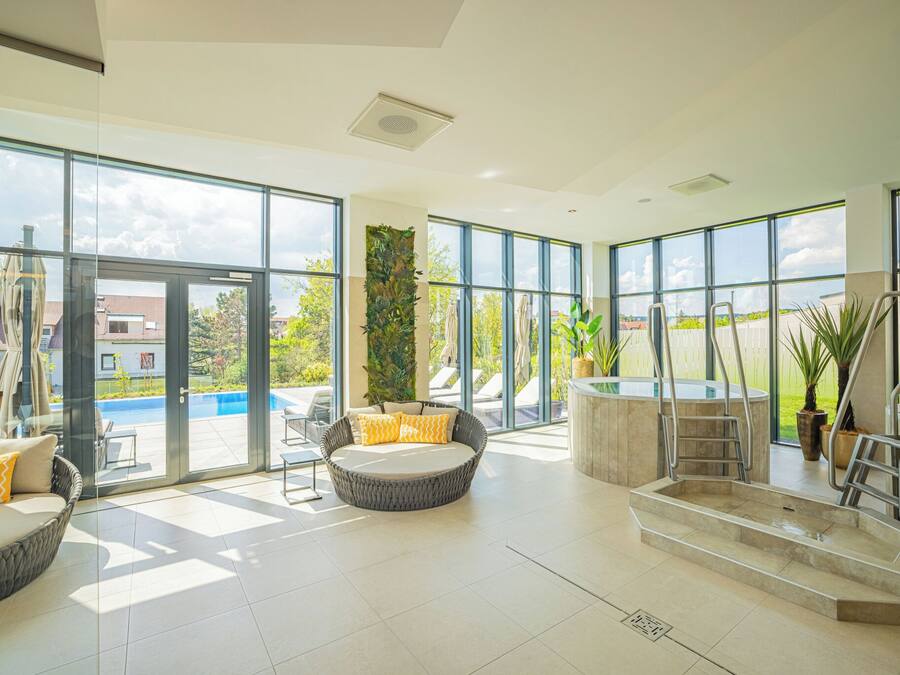 Amplio espacio interior con piscina, asientos y vistas al exterior.