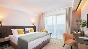 Chambre double ou avec lits jumeaux, vue sur la ville | Minibar, coffre-fort, accès au Wi-Fi (inclus)