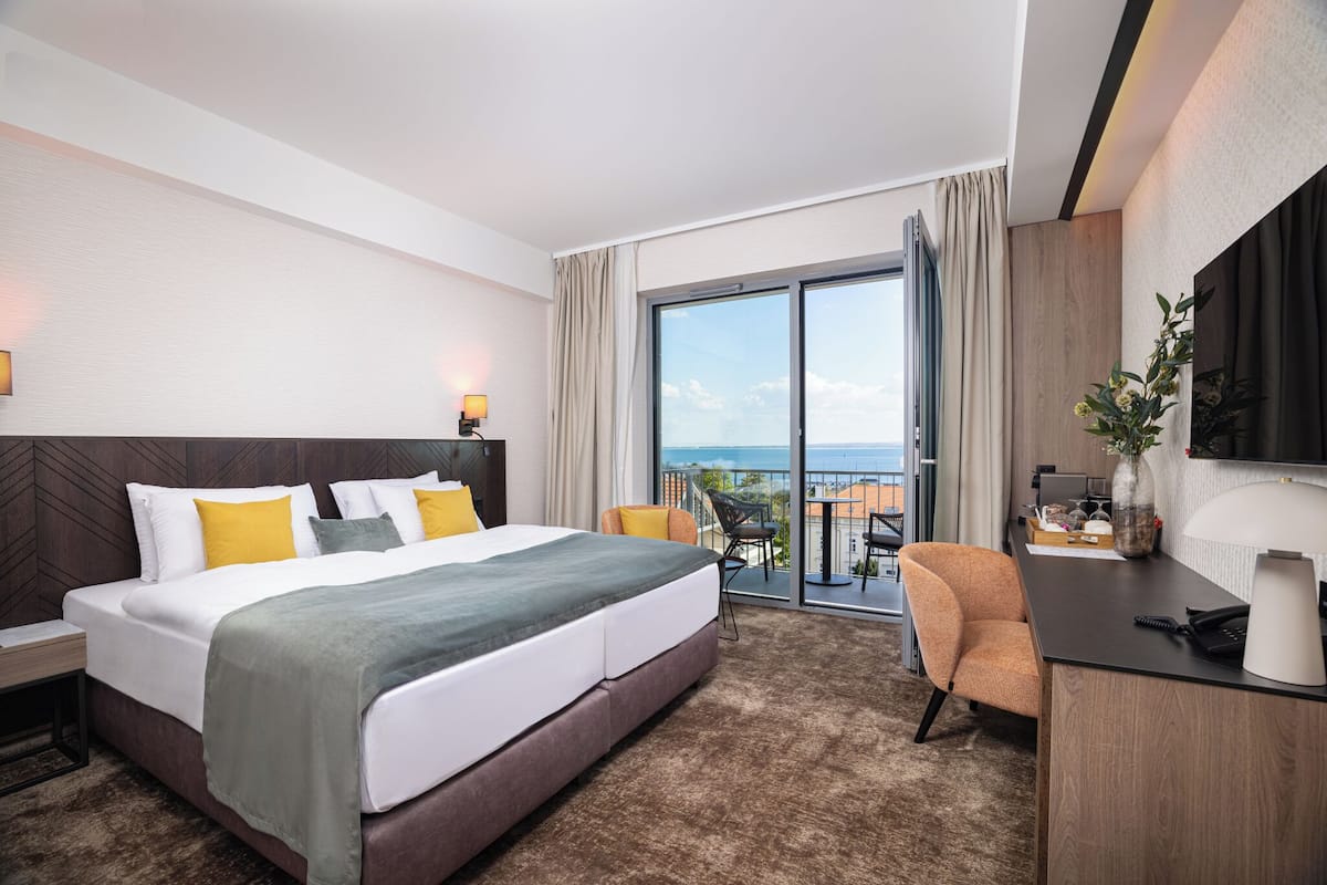 Habitación con 1 cama doble o 2 individuales, balcón, vistas al lago | Minibar, caja fuerte, wifi gratis