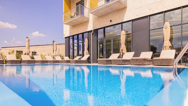 Piscine extérieure en saison, chaises longues