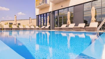 Seasonal outdoor pool, sun loungers
