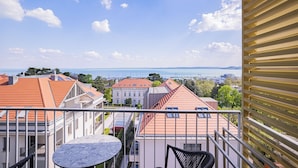 A balcony with a view of a marina and buildings. - Montello Hotel (Balatonfüred)