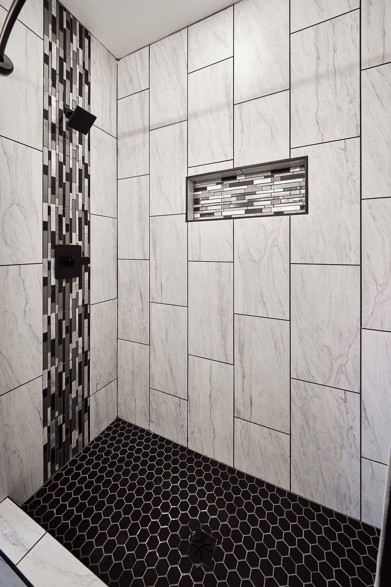 Bruser, hårtørrer, bidet, håndklæder