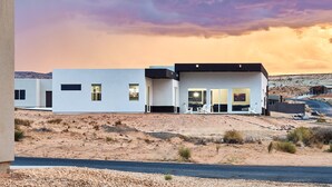 Exterior - Spacious 4-bedroom Lake Powell house close to Lone Rock - Gorgeous Views! (Page)