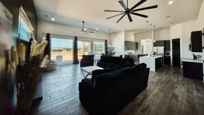 Living area - Spacious 4-bedroom Lake Powell house close to Lone Rock - Gorgeous Views! (Page)