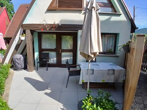 Outdoor dining - Gite Pinot Gris near Kaysersberg: Parking, Terrace, Mountain View, Wi-Fi (Kaysersberg-Vignoble)