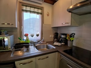 Wasserkocher mit Kaffee-/Teezubehör, Kühlschrank, Mikrowelle, Ofen
