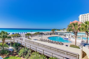Un resort con piscina, playa y vista al océano.
