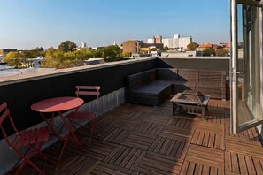 Outdoor dining - Luxury 2-Story Brooklyn Condo w/ Private Roof Deck (Brooklyn)