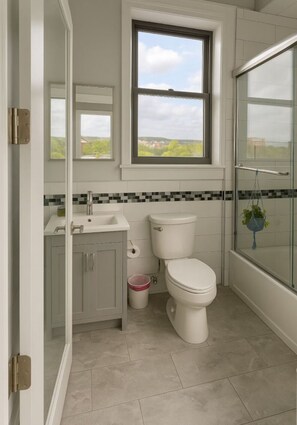 Towels, soap, toilet paper - Luxury 2-Story Brooklyn Condo w/ Private Roof Deck (Brooklyn)