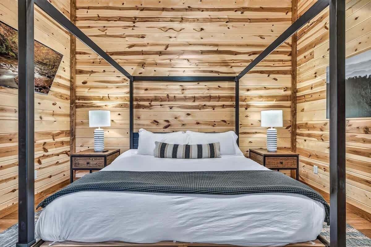6 bedrooms, iron/ironing board, WiFi, bed sheets