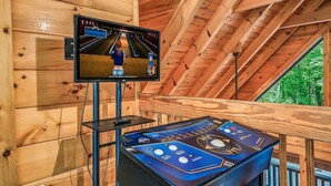 En inredning med träpaneler och en bowlinghall, inklusive ett system för att returnera bowlingklot och en skärm som visar ett bowlingspel.