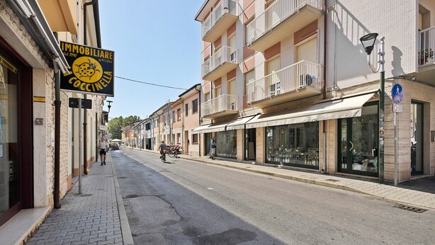 A street with buildings, a sidewalk, and a pedestrian. - Holiday Home 'Villa Lucia' with Sea View, Wi-Fi & Air Conditioning (Viareggio)